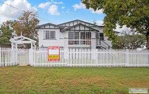 RENOVATED, LARGE  3 BEDROOM QUEENSLANDER. READY TO MOVE INTO IMMEDIATELY.