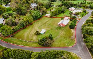 5815m2 Acreage with Family Home and horse stables.  
